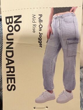 No Boundaries Women’s Cargo Jogger Mid Rise in Light Wash